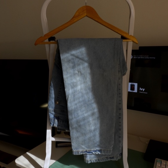 Classic light wash denim carpenter style in a versatile everyday cut - Picture 3 of 3